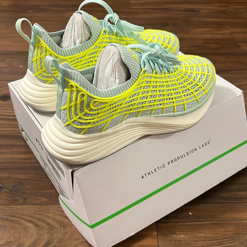 APL Techloom Zipline running sneaker  womens 6.5